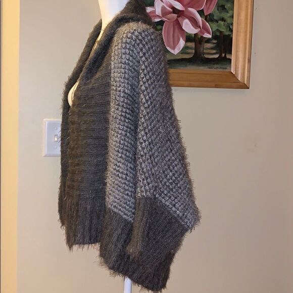 Soft lush fuzzy SIMPLY Noelle gray sweater. - Picture 5 of 8